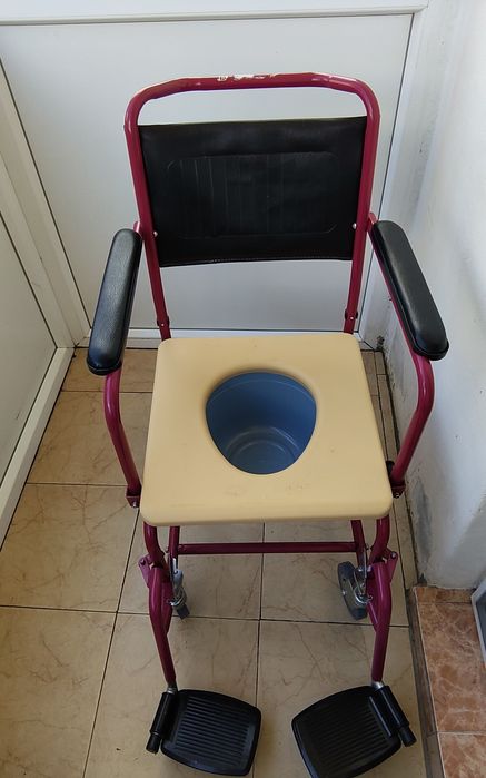 Scaun rulant cu vas de toaletă