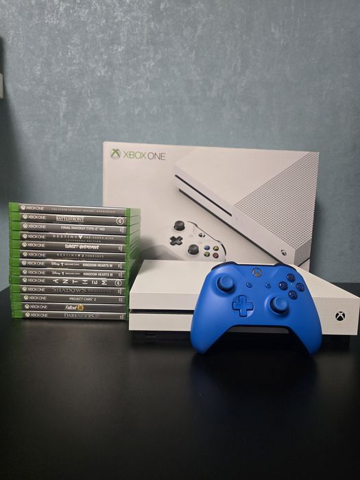 Xbox One S 500GB + Син джойстик + Кутия + 13 Игри