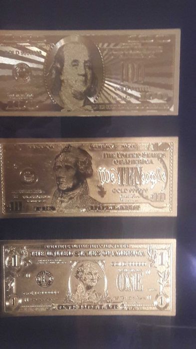 Золотые доллары США в рамке. Оформление из трёх штук