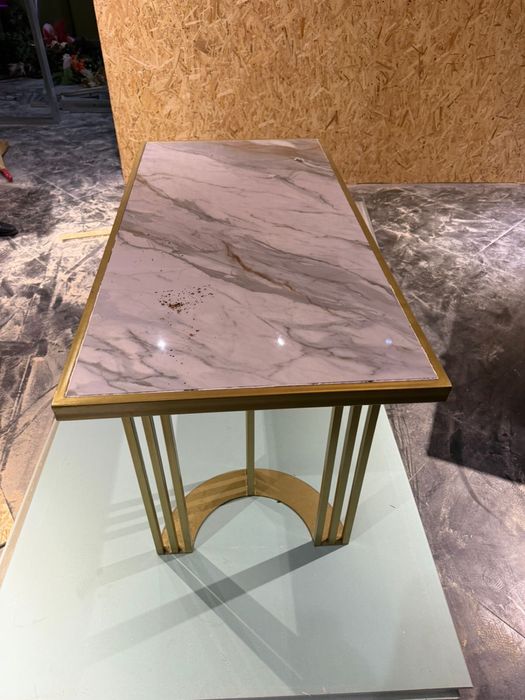 Стол и стулья, они почти новый