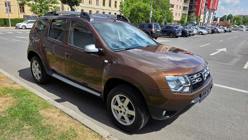 Vand/Schimb/Rate Dacia Duster 2015 1.5 DCI piele incalzire scaune clima, pilot, navigatie mare color, comenzi volan, senzori de parcare
