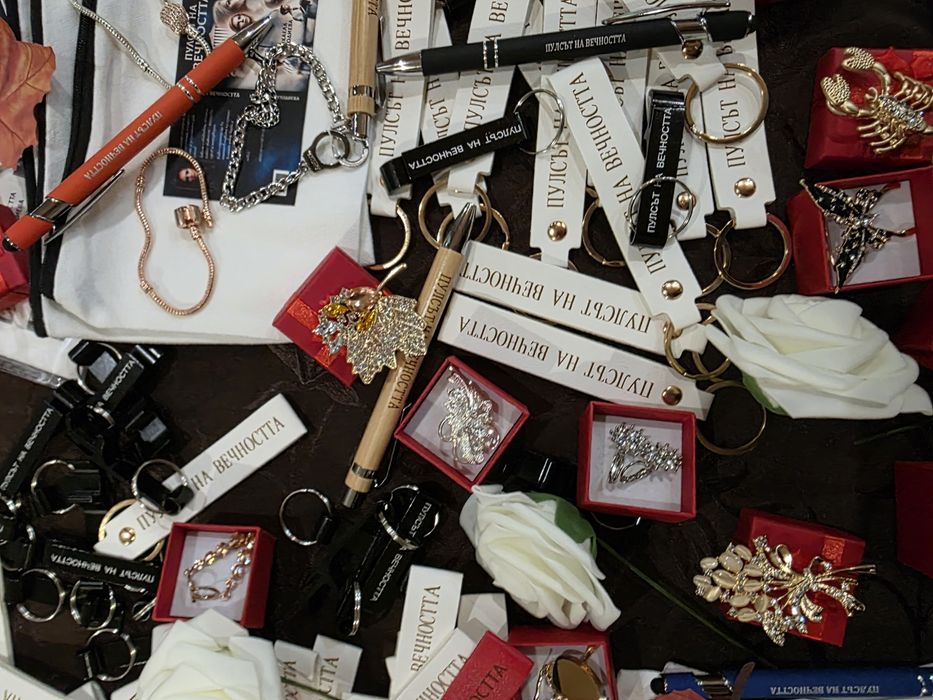 Пулсът на вечността- роман, Шепа размисъл-стихосбирка+ бокс чантичка с