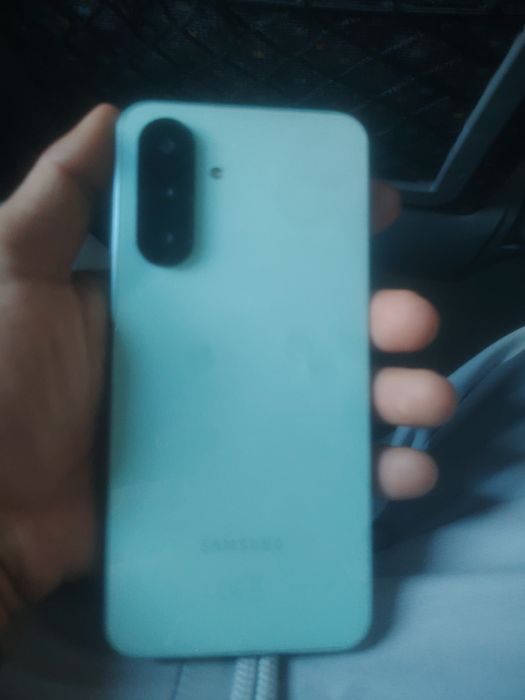 6.7" Super AMOLED, rezoluție FHD+, rată de reîmprospătare 120Hz pentru imagini fluide.
Procesor: Exynos 1380, capabil să ruleze aplicații și j
