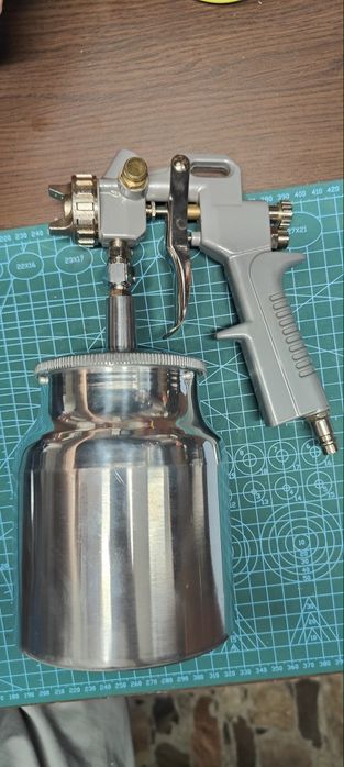 Pistol de vopsit cu borcan inferior, nou nouț,