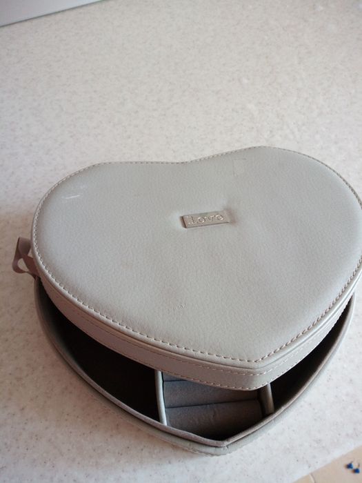 Lot cercei, cutie de bijuterii