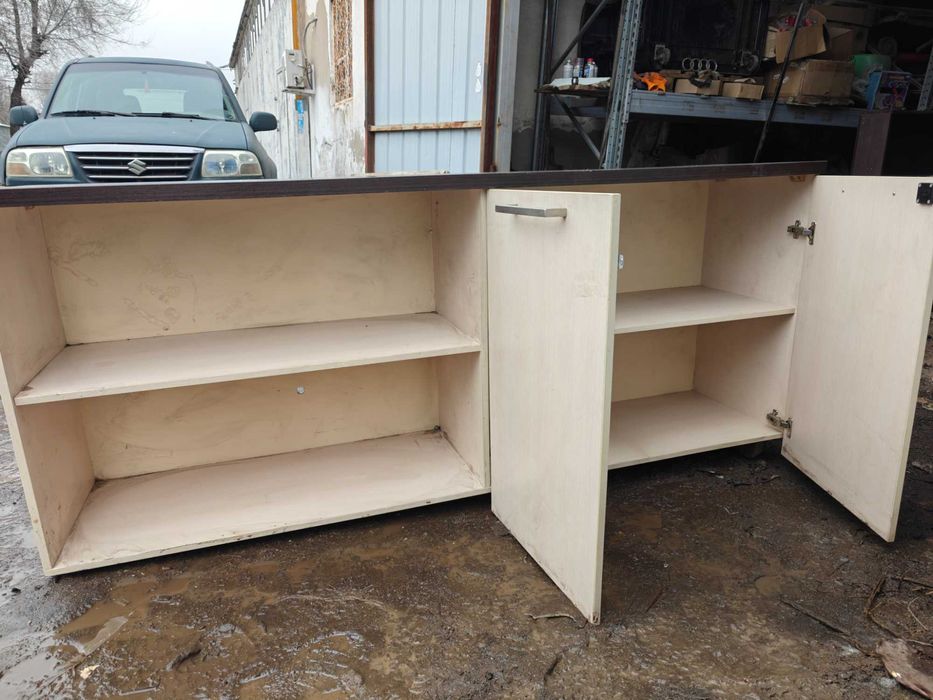 Тумба-шкаф с полками и дверцами