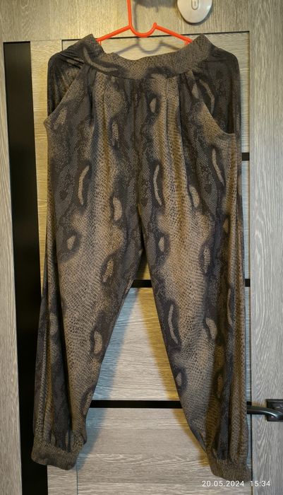 Продаются  штанишки-шароыары, размер подойдут на 44-48. В отличном сос