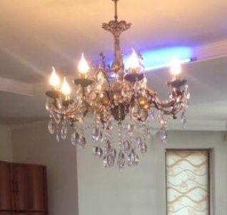 Люстра навесная с хрусталиками.