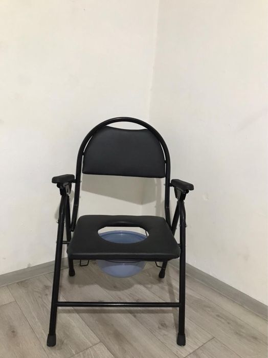 Инвалидная коляска и биотуалет