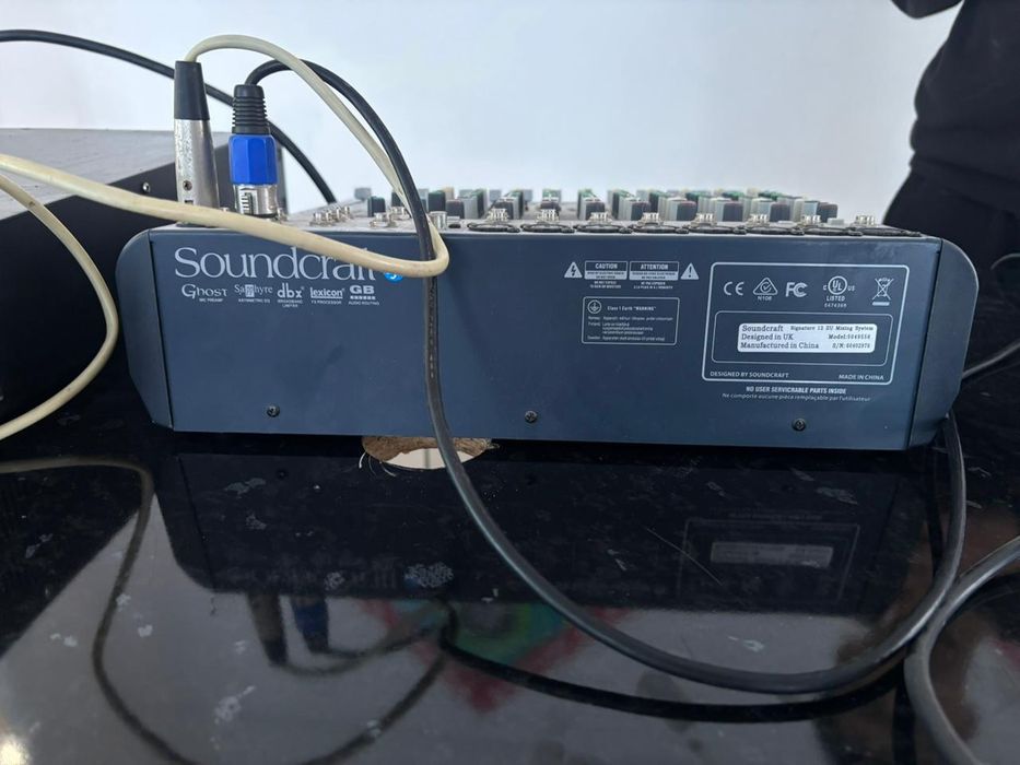 Продаётся колонка JBL с всеми усилителем и кабельями