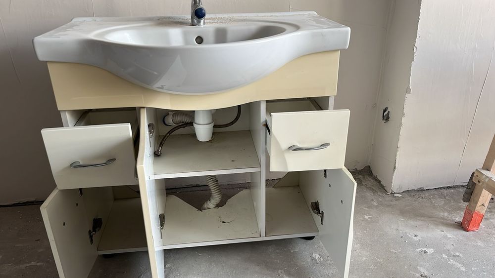 Раковину с тумбой