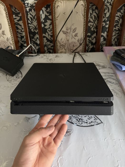 Продаю PS 4,в отличном состояние
