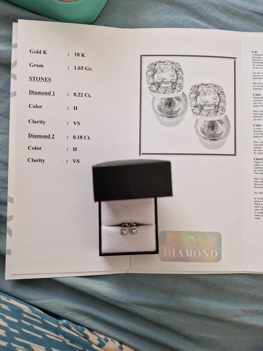 Cercei aur alb 18k cu diamante 0.22+0.18ct H//Vs

Vand cercei cu carac