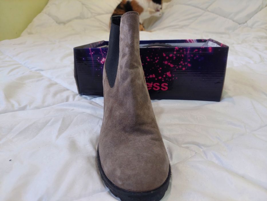 НОВИ обувки от естествен велур