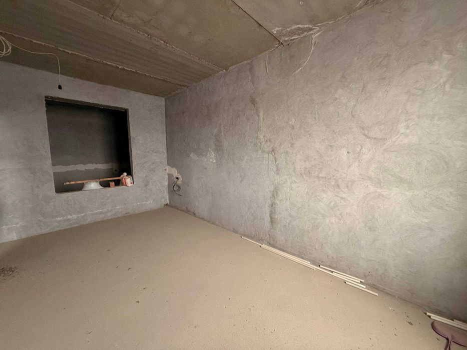 Продаётся 2х комнатная квартира в состоянии коробки в центре города