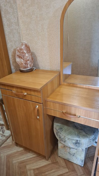 Продам туалетный столик и тумбочки