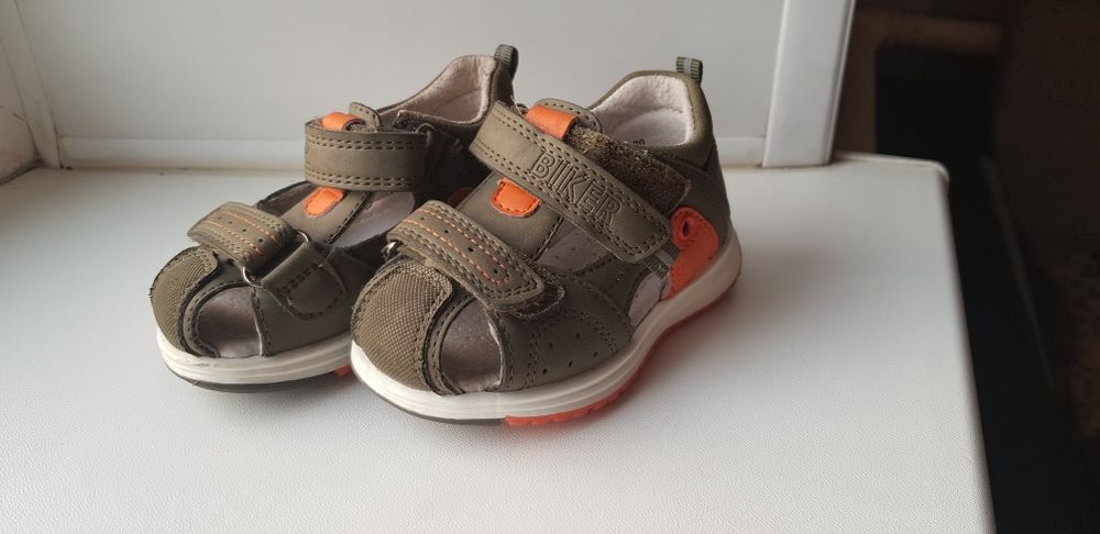 Детские сандали и кроссовки