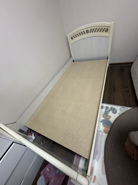 Кровать б.у  белого цвета  размер 93Х205 см