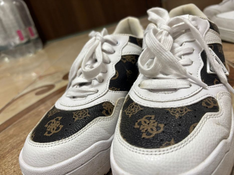 Adidași de vânzare