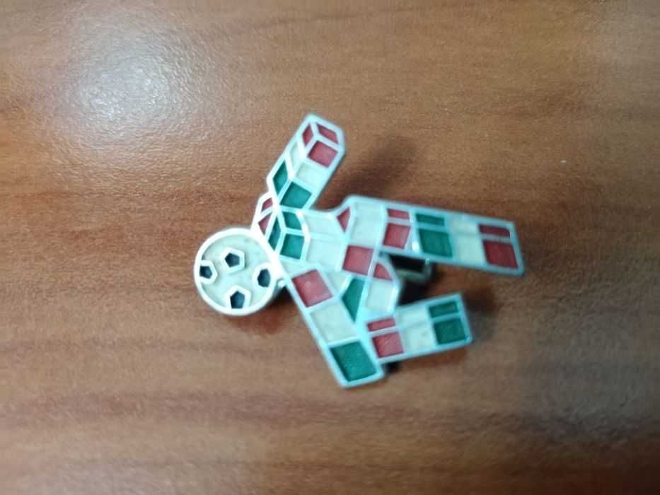 Vând sau schimb insignele din imagini,un carnet UTC si unul de pionier