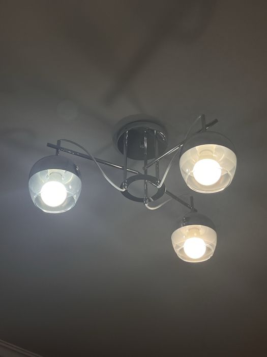 Продам потолочную люстру