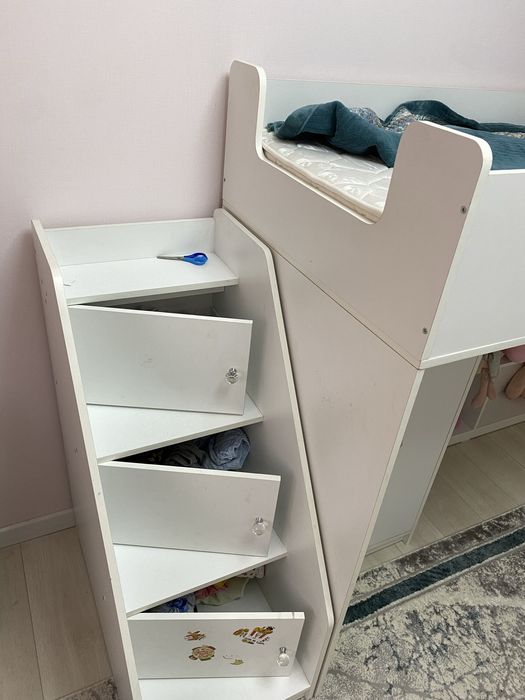 Двухэтпжняя детская кровать со шкафчиком