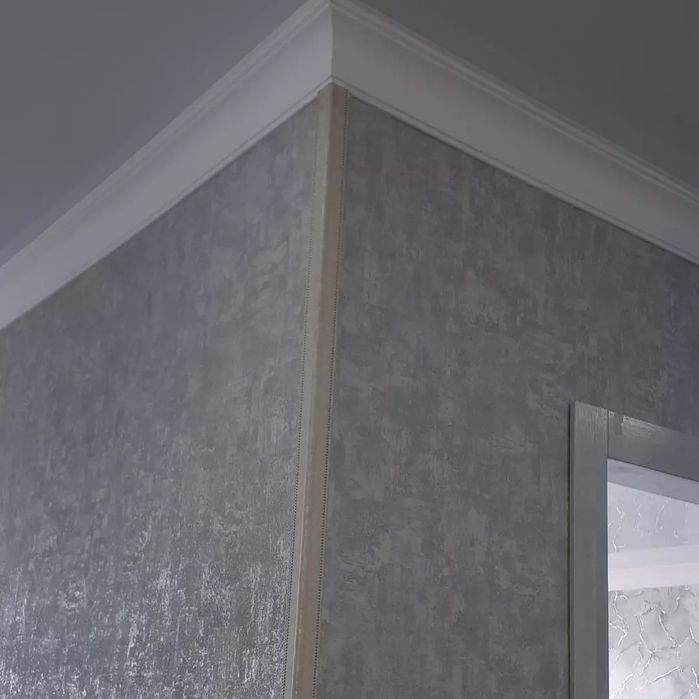 Поклейка обоев и галтели.