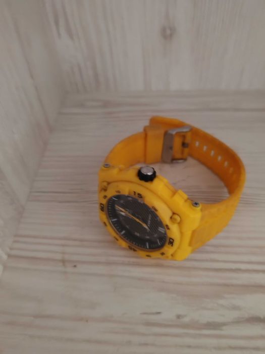 Продавам часовник