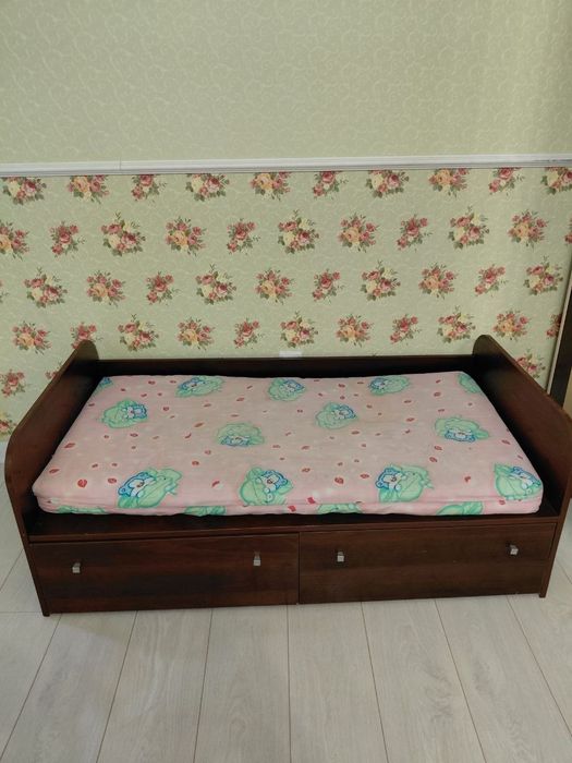 Продам детскую кровать из дерева