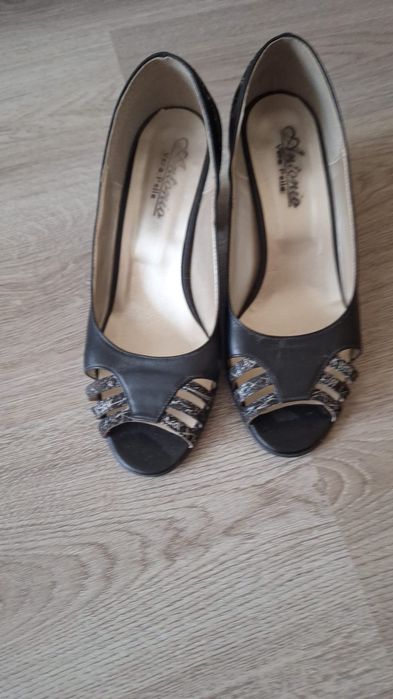 Pantofi decupati de piele marimea 37