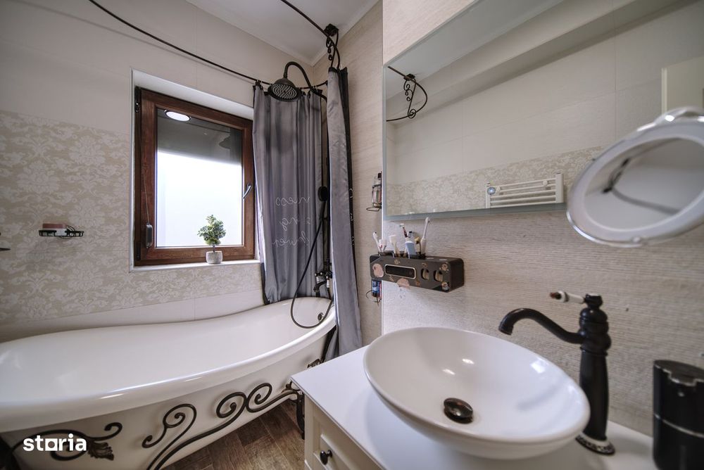 Proprietar vând apartament deosebit cu 170m curte privata 3camere2 bai