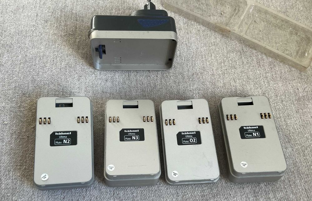 Incarcator universal Hahnel Ultima cu adaptoare pent camere foto video