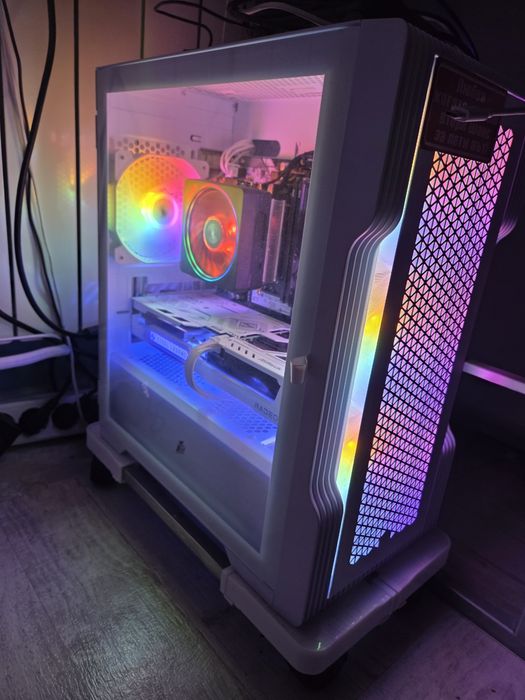 Уникален БЯЛ Геймърски Компютър | RX 9060 XT 16GB | Ryzen 5 5500 | 1TB NVMe | 16GB RAM