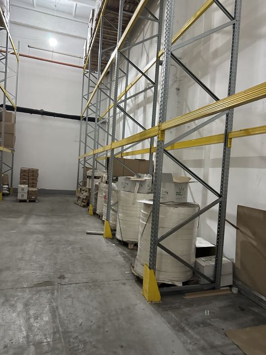 Vindem rafturi metalice și hale metalice pe structuri de raft