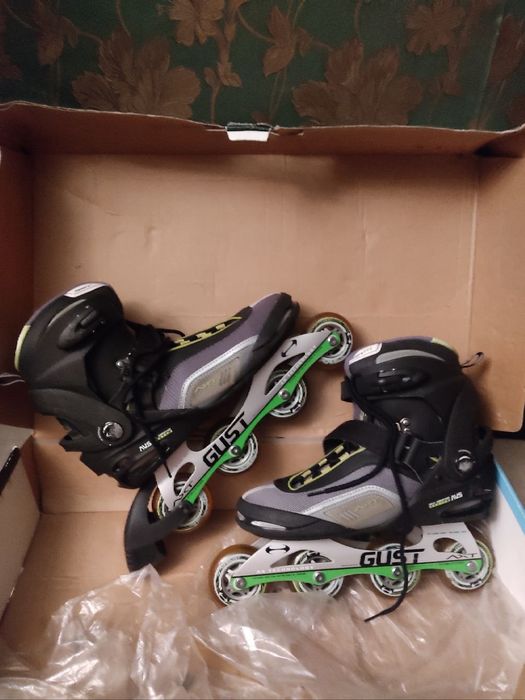 Продаются роликовые коньки.