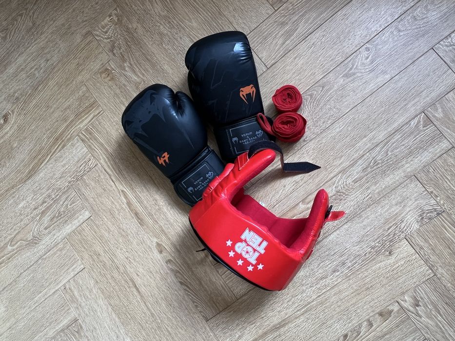 Боксерские перчатки и шлем