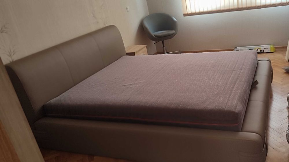 Продавам кожена спалня