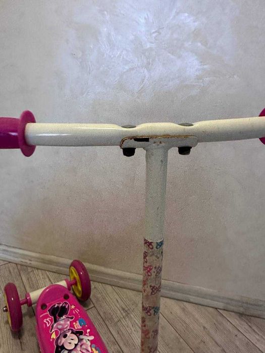 Trotinetă roz pentru fetiță