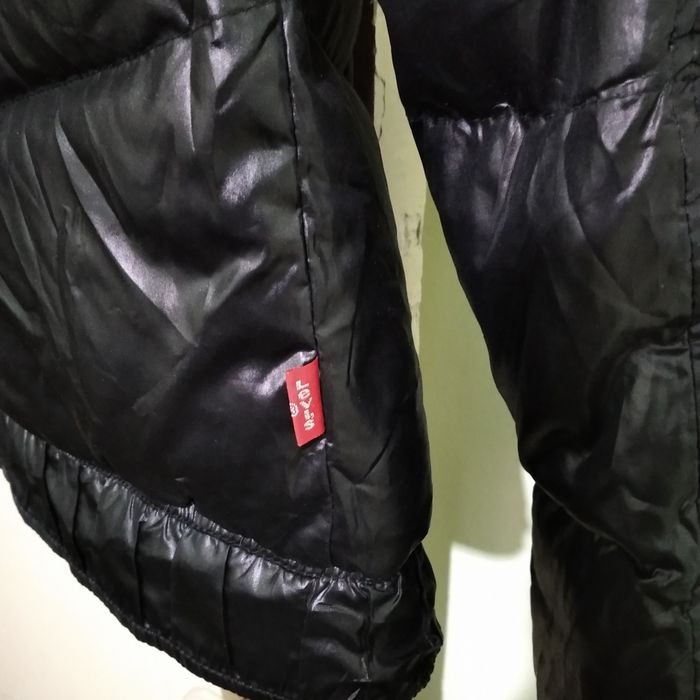 Продам пуховик LEVI'S.