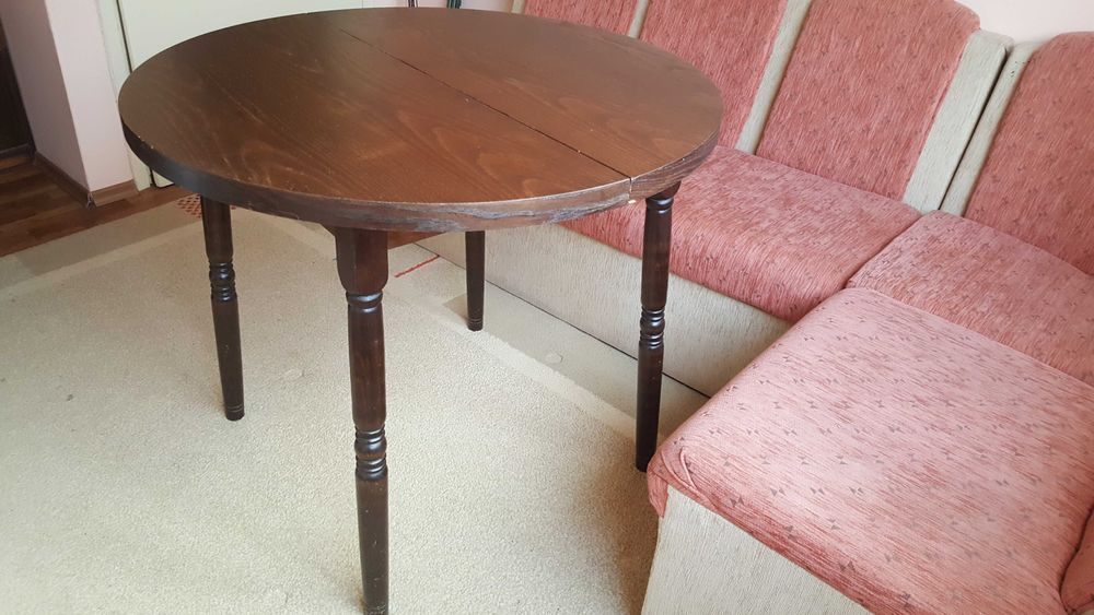 Дървена кръгла маса