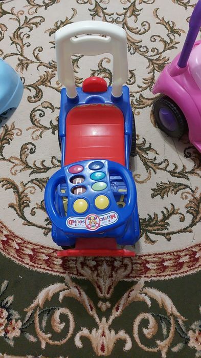 Продаются игрушечные машинки