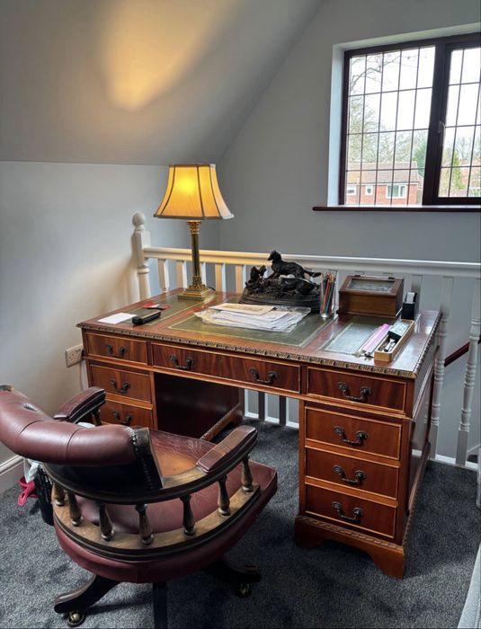 Birou de mahon cu piele verde si fotoliu