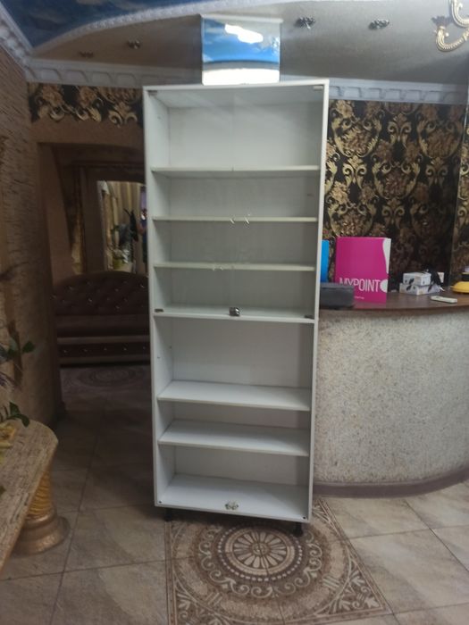 Продам шкаф с стеклянными дверцами