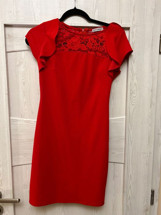 Червена дамска рокля