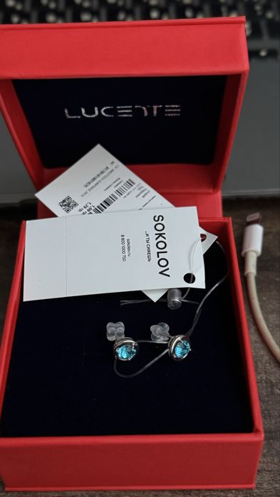 Серебрянные серьги гвоздики и кольцо.