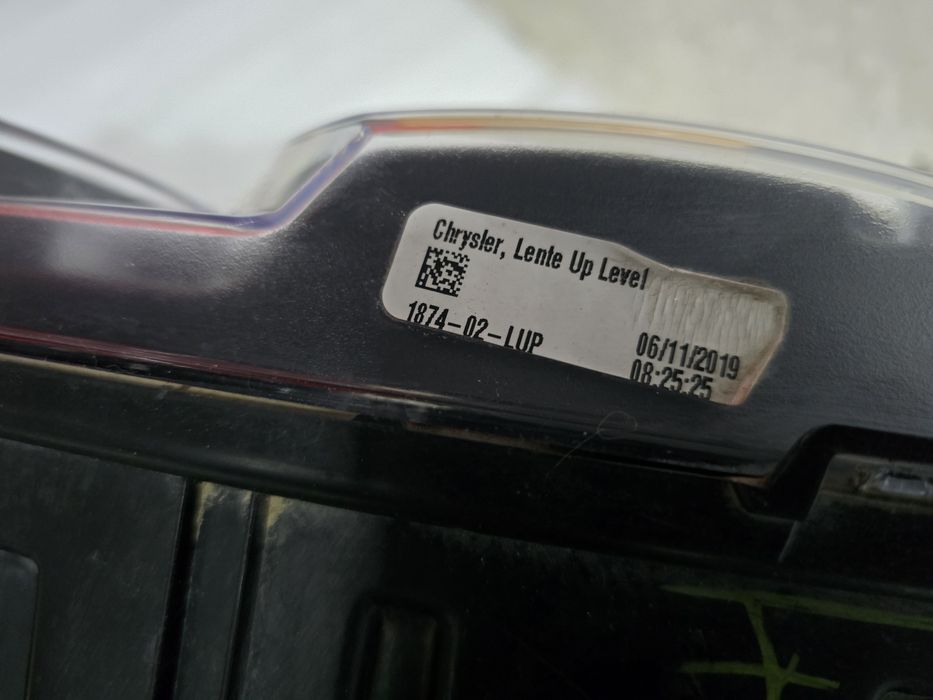 Dodge Challenger десен фар