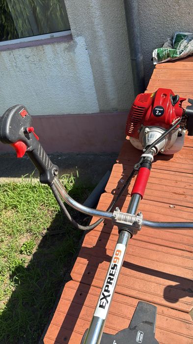 Motocoasă cu accesoriu pe roți ca mașina tuns iarba - plus diverse piese de schimb noi si lame sau capete de taiere
