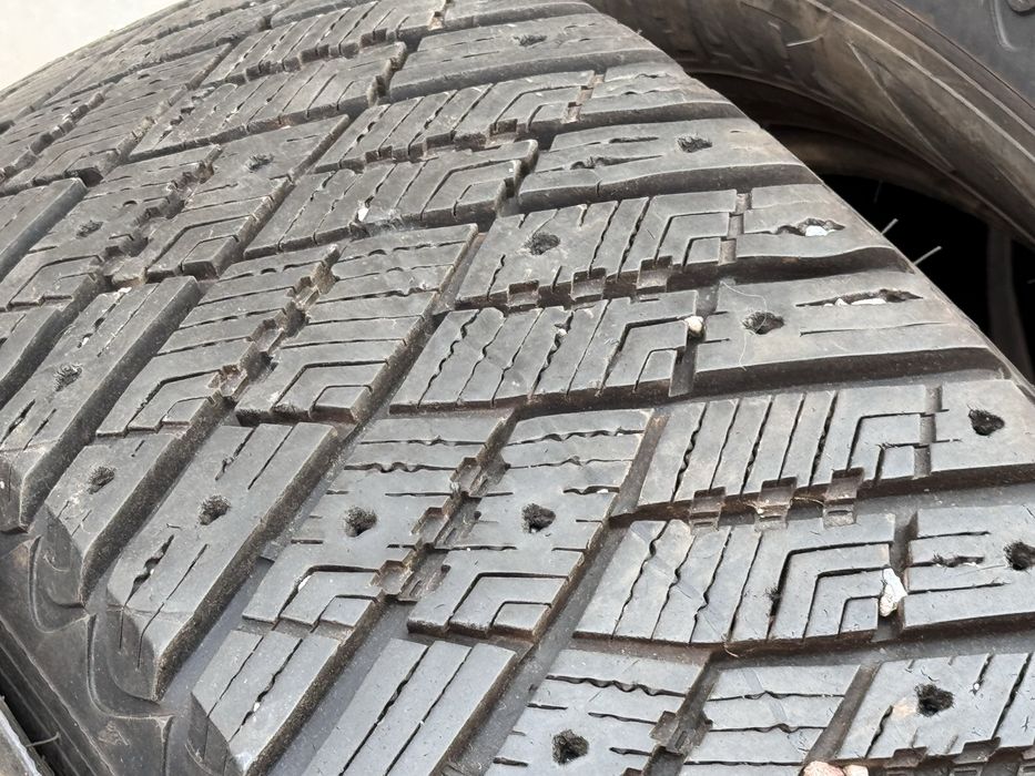 215/65/R17 Goodiyear UltraGrip 4x4 4бр зимни dot3820 7-8мм