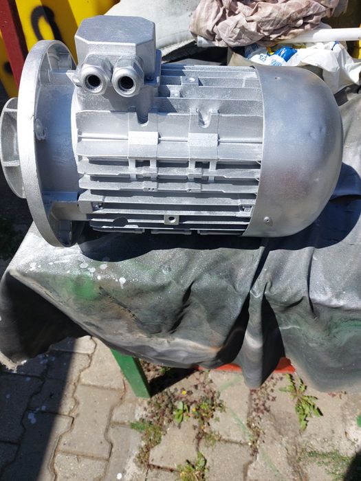 Vând motor trifazic cu flanșe de  4.5 KW  roti de 940