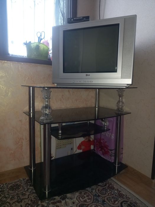 Televizorlar, patstavka va tyuner.